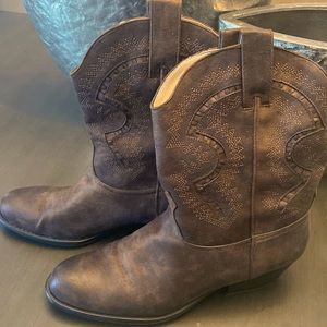 Stylish Suede Cowgirl Boot!